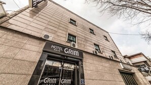 A building with a sign for 'Hotel Grim' and a visible entrance.