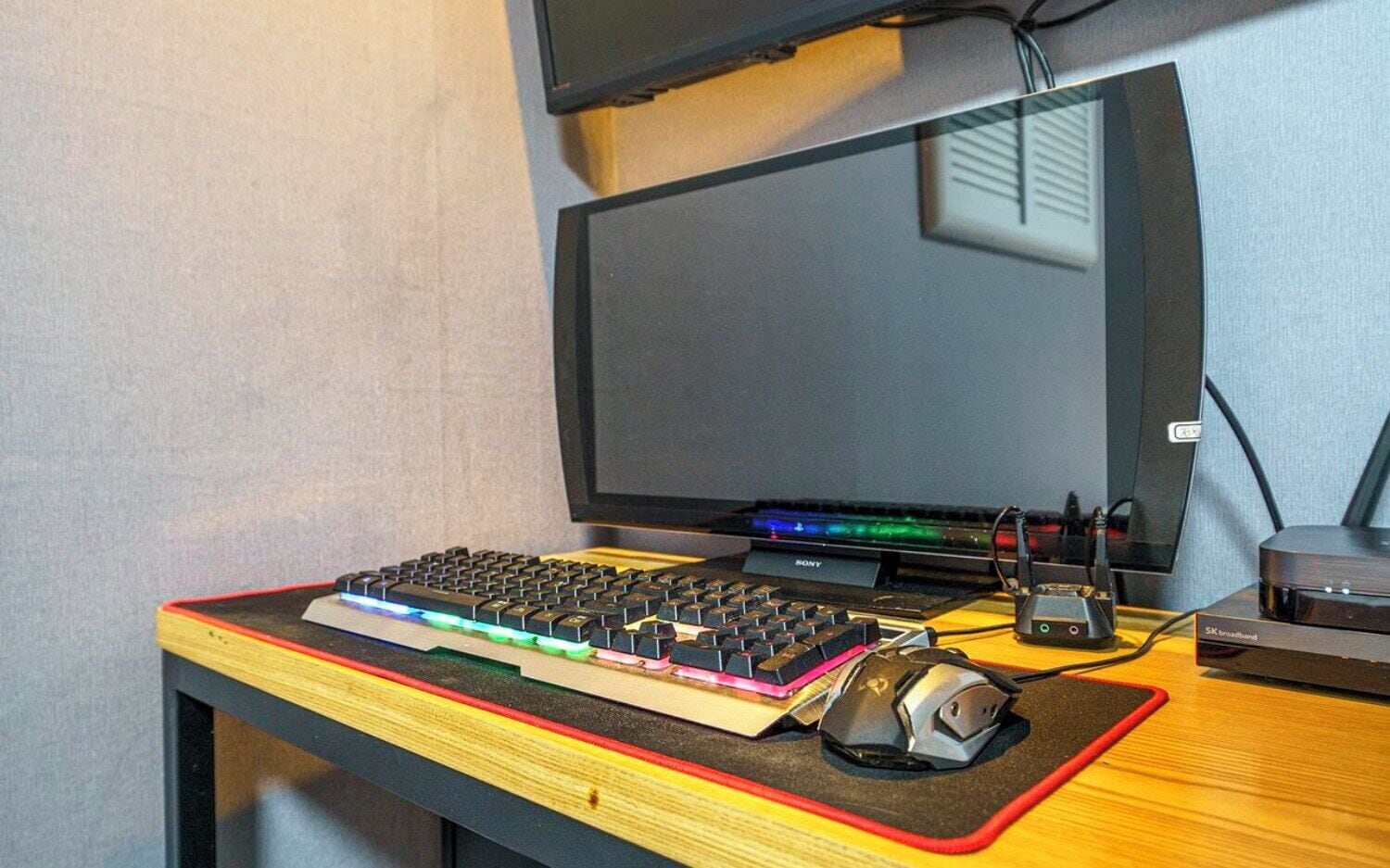 Un ordinateur installé sur un bureau, comprenant un clavier, une souris et un écran.