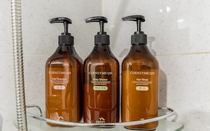 Hårtørrer, håndklæder, Shampoo, Toiletpapir