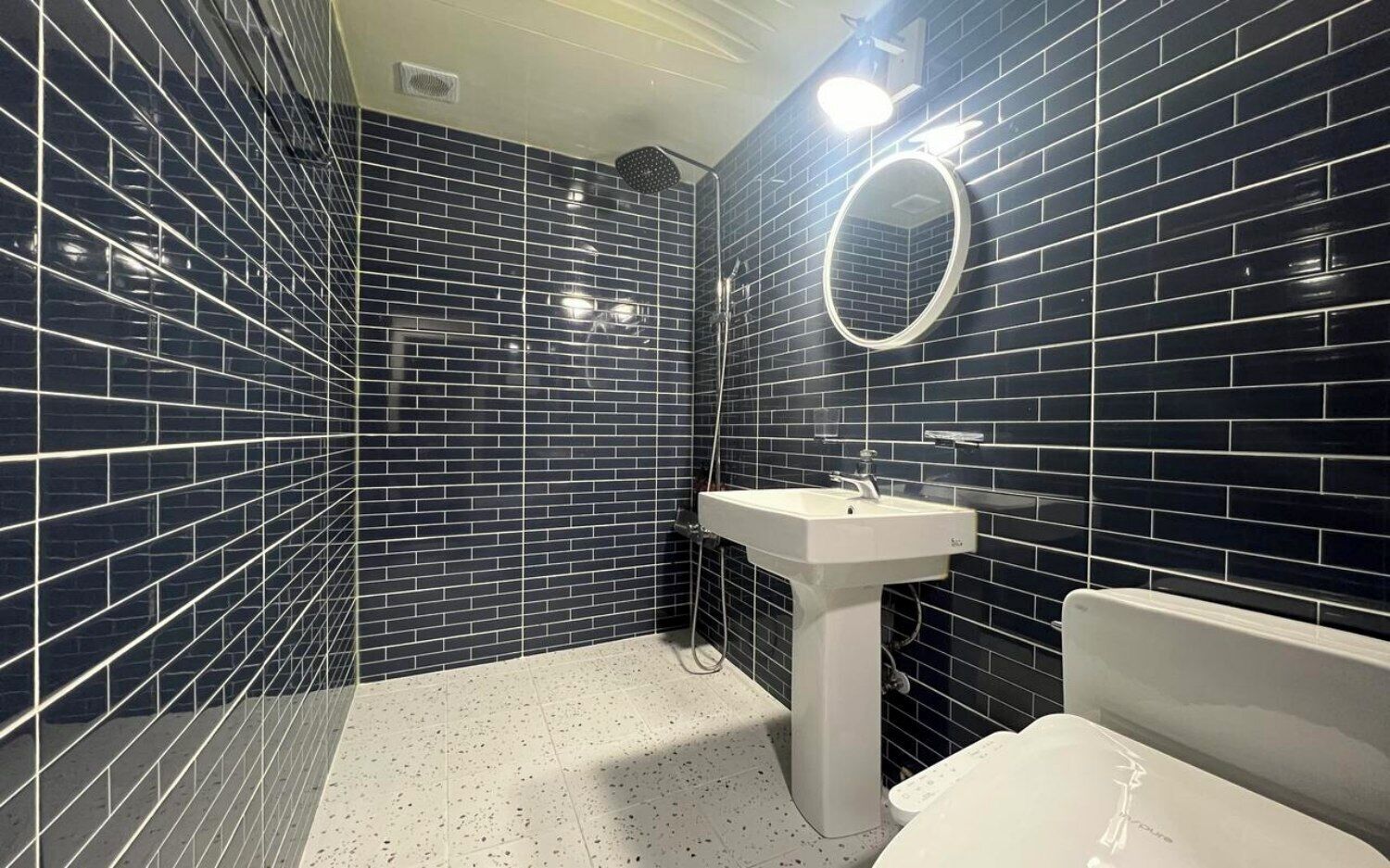 Sèche-cheveux, serviettes fournies, shampoing, papier toilette
