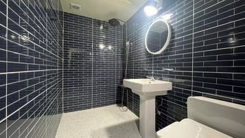 Sèche-cheveux, serviettes fournies, shampoing, papier toilette