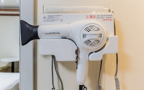 Hårtørrer, håndklæder, Shampoo, Toiletpapir