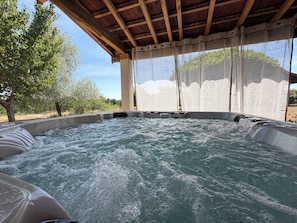 Bain à remous extérieur