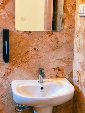 Dortoir Partagé | Salle de bain | Savon, papier toilette