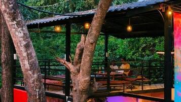 Tempat makan outdoor