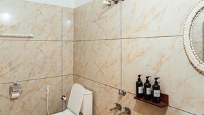 Ducha, toallas, papel higiénico