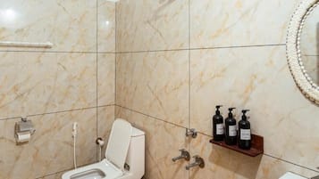 Dusche, Handtücher, Toilettenpapier