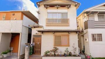 Casa de estilo japonés, varias camas, cocina | Exterior