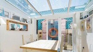 A room with a glass ceiling, a bed, a desk, and a chair. - Viking Bay House with Parking and Mins to Viking Bay Beach & Broadstairs Town (Broadstairs)