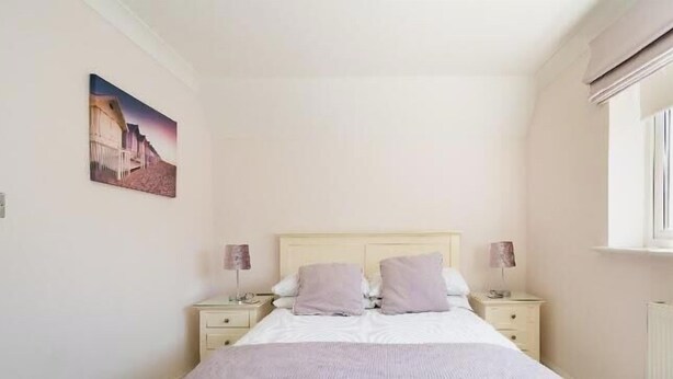 A bedroom with a bed, bedside tables, a window, and a wall-mounted picture. - Viking Bay House with Parking and Mins to Viking Bay Beach & Broadstairs Town (Broadstairs)