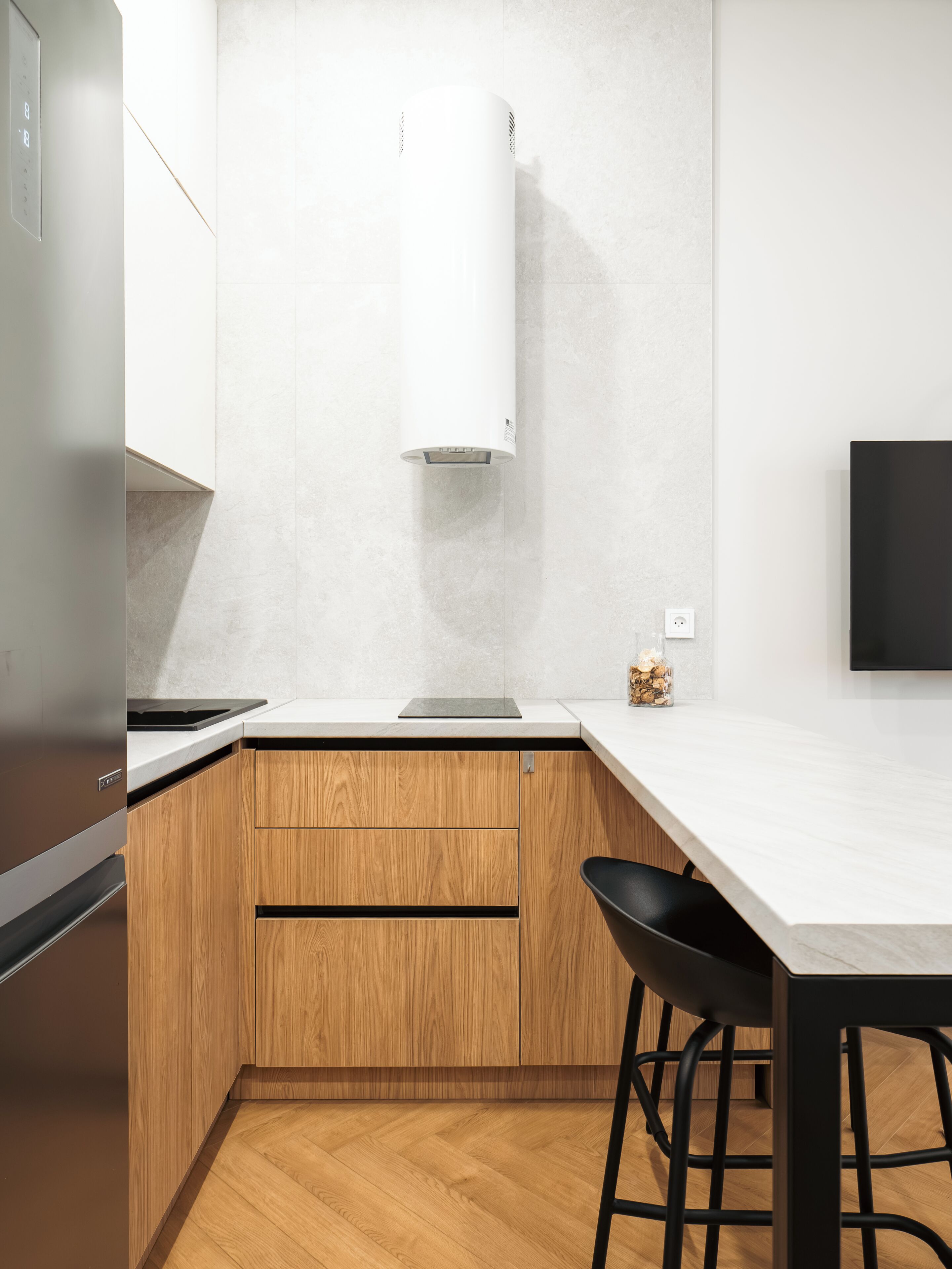 Fridge, oven, stovetop, cookware/dishes/utensils