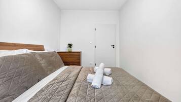 Iron/ironing board, WiFi, bed sheets