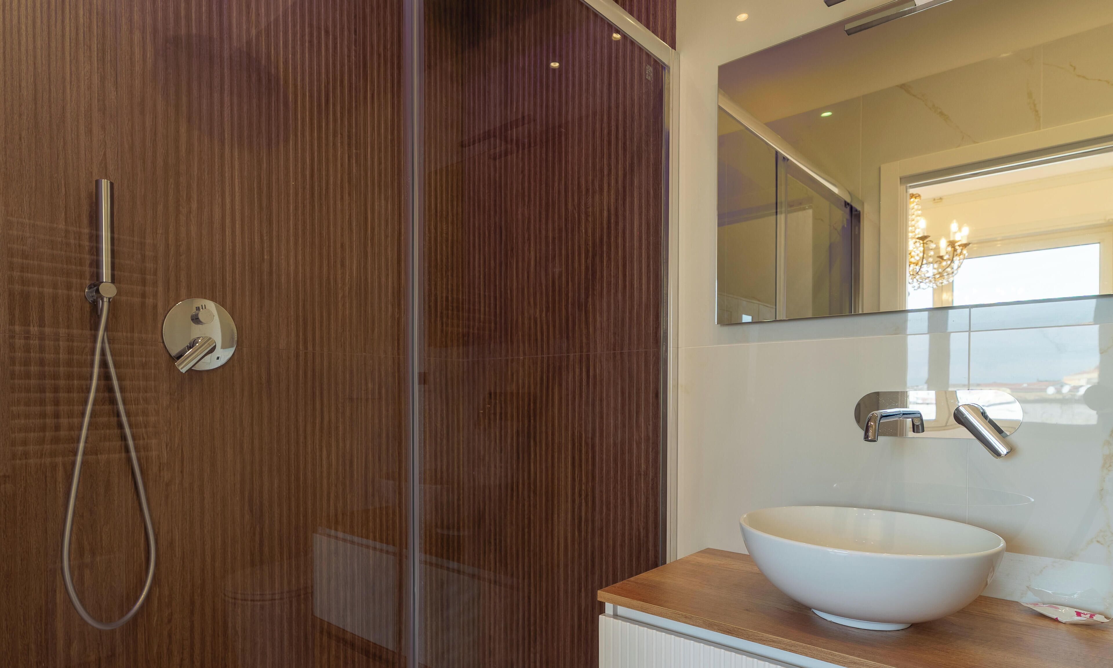 Een haardroger, een bidet, handdoeken, zeep