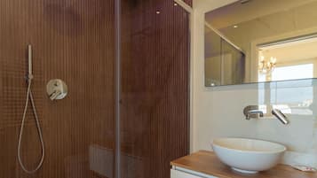 Een haardroger, een bidet, handdoeken, zeep