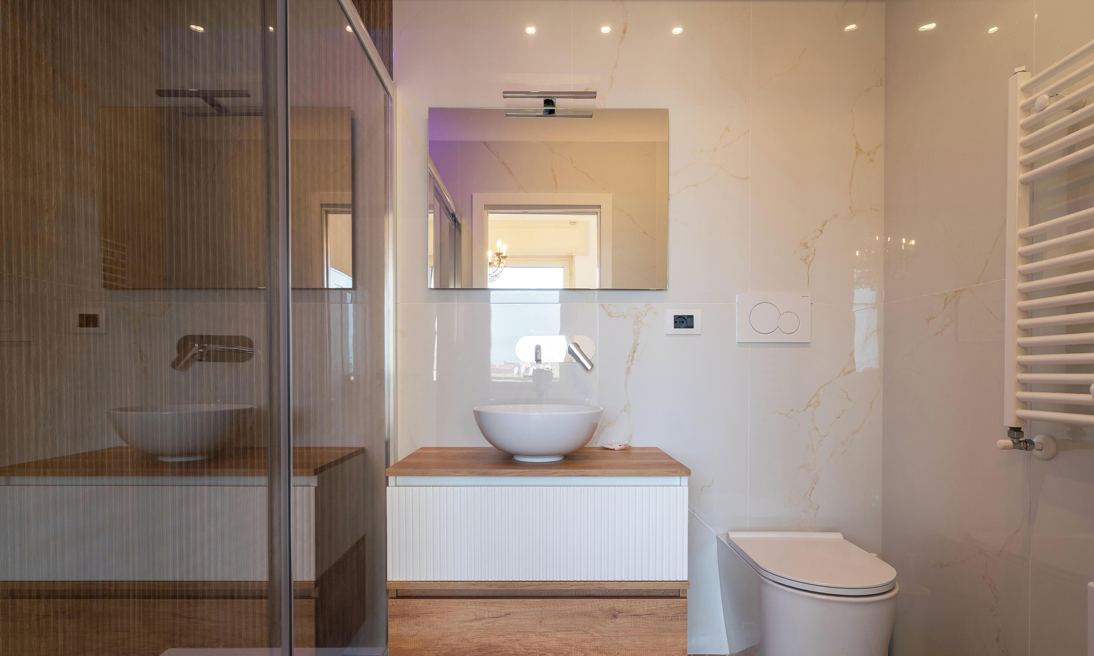 Asciugacapelli, bidet, asciugamani, sapone