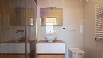 Asciugacapelli, bidet, asciugamani, sapone