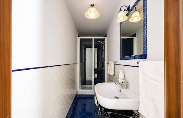 Bathroom - Vrbo Property (Napoli)