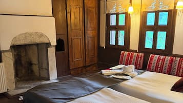 Standard Room | Laptop workspace, free WiFi