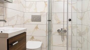 Quarto standard | Banheiro | Chuveiro, secador de cabelo, toalhas de banho, sabonete