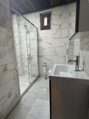 Shower, hair dryer, towels, soap - Zahidem Konakları (Safranbolu)