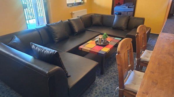 Apartment, 2 Bedrooms, Smoking, Balcony | Living room