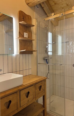 Douche, sèche-cheveux, serviettes fournies, savon