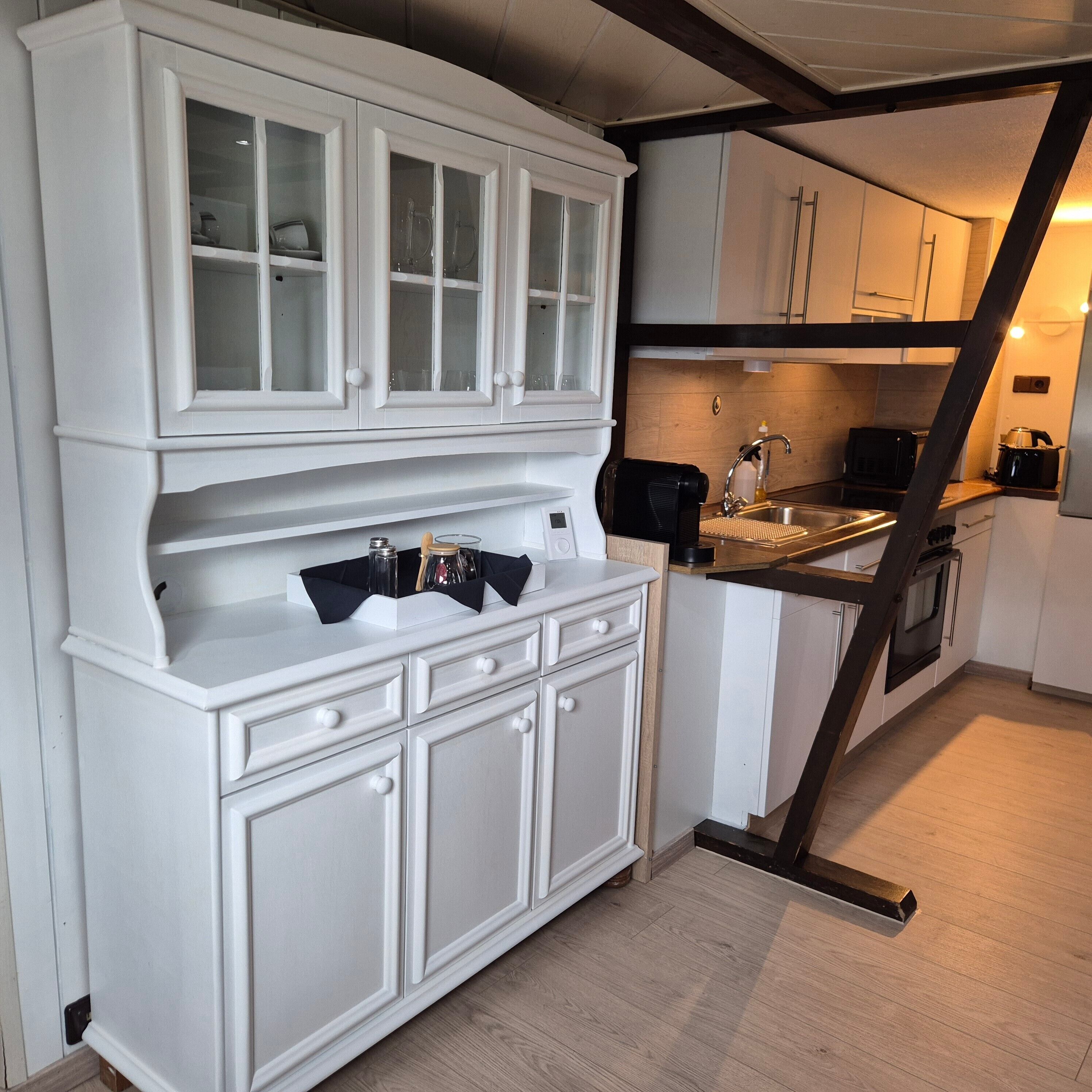 Coffee/tea maker, fridge, microwave, oven