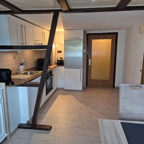 Coffee/tea maker, fridge, microwave, oven