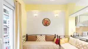 A room with a bed, a table, and a wall clock. - Athens HOME 2 (Athina)