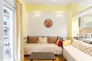 Ein Zimmer mit einem Bett, einem Tisch und einer Wanduhr.