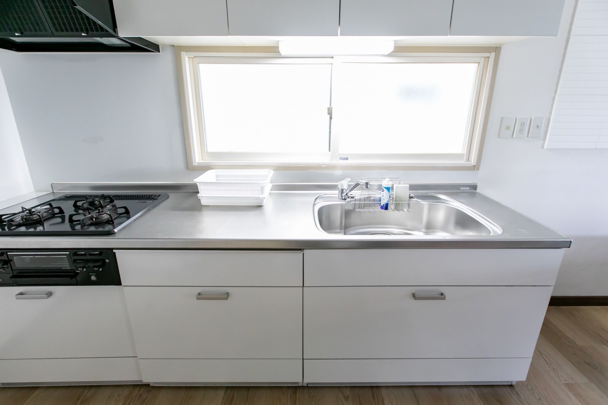Fridge, microwave, stovetop, cookware/dishes/utensils