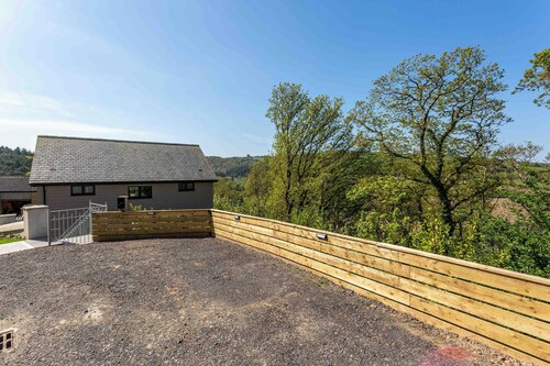 Brynor Lodge: Luxury Eco Retreat Stunning Valley Views With Doorstep Walks