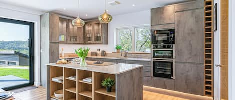 Coffee/tea maker, fridge, microwave, oven