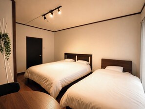 Een bureau, gratis wifi, beddengoed