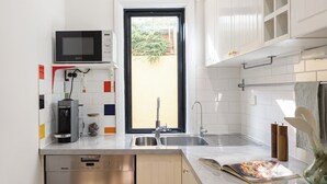 Cafetera y tetera, refrigerador, microondas y horno
