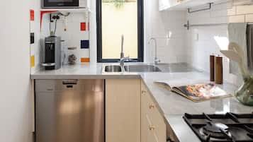 Coffee/tea maker, fridge, microwave, oven