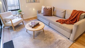 Smart TV, chimenea y libros
