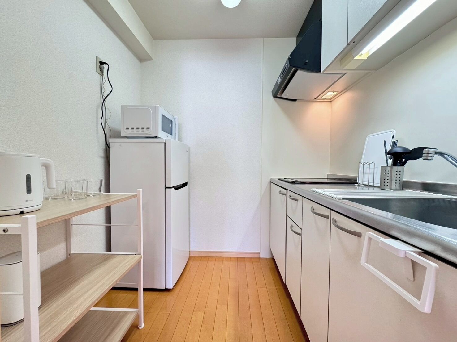 Geladeira, micro-ondas, cooktop, talheres/pratos/utensílios de cozinha