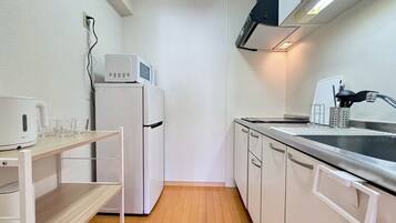 Geladeira, micro-ondas, cooktop, talheres/pratos/utensílios de cozinha