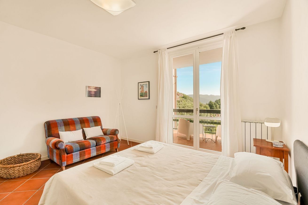 4 bedrooms, desk, WiFi, bed sheets