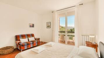 4 bedrooms, desk, WiFi, bed sheets
