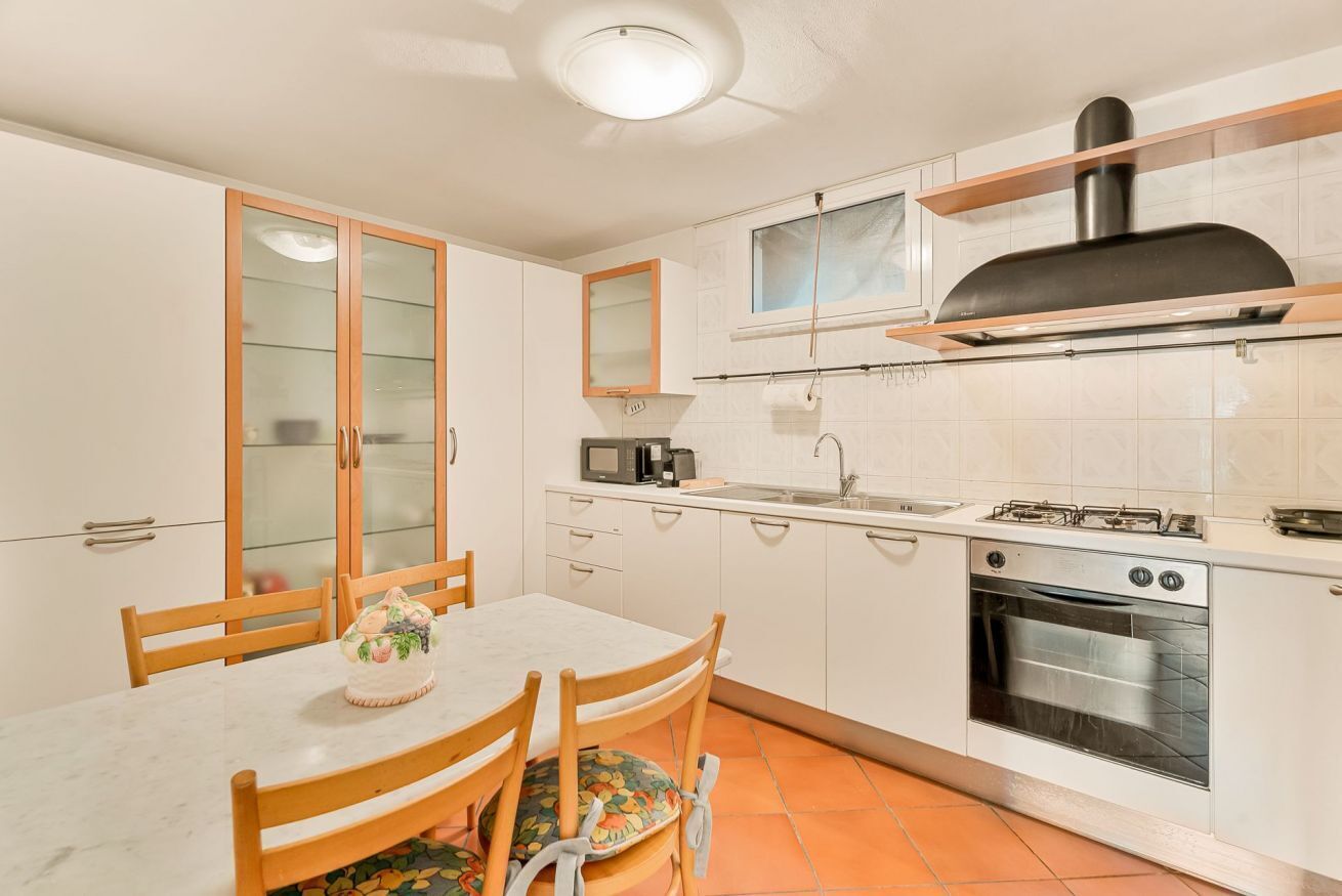 Réfrigérateur, micro-ondes, plaque de cuisson, lave-vaisselle