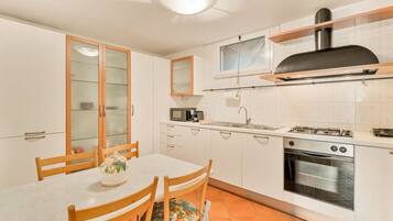 Réfrigérateur, micro-ondes, plaque de cuisson, lave-vaisselle