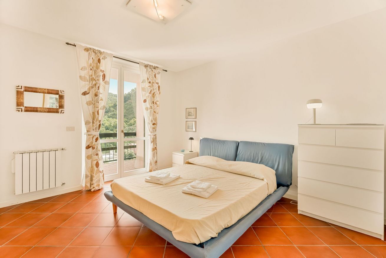 4 bedrooms, desk, WiFi, bed sheets