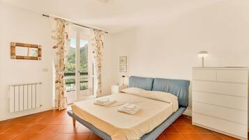 4 bedrooms, desk, WiFi, bed sheets