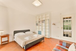 4 室のベッドルーム、デスク、WiFi、ベッドシーツ