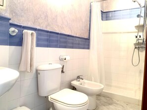 Bathroom - Vrbo Property (Sevilla)
