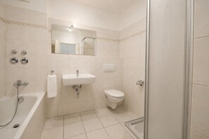 Dusche, Haartrockner, Handtücher