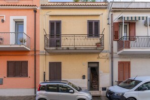 Exterior - 'Wolf House' Apartment with Private Terrace, Wi-Fi, and Air Conditioning (Noto)