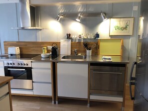 A modern kitchen with a built-in oven, a stovetop, and a dishwasher. - The historic town of Laupen near Bern—Top-Notch Apartment on the 1st Floor (Laupen)